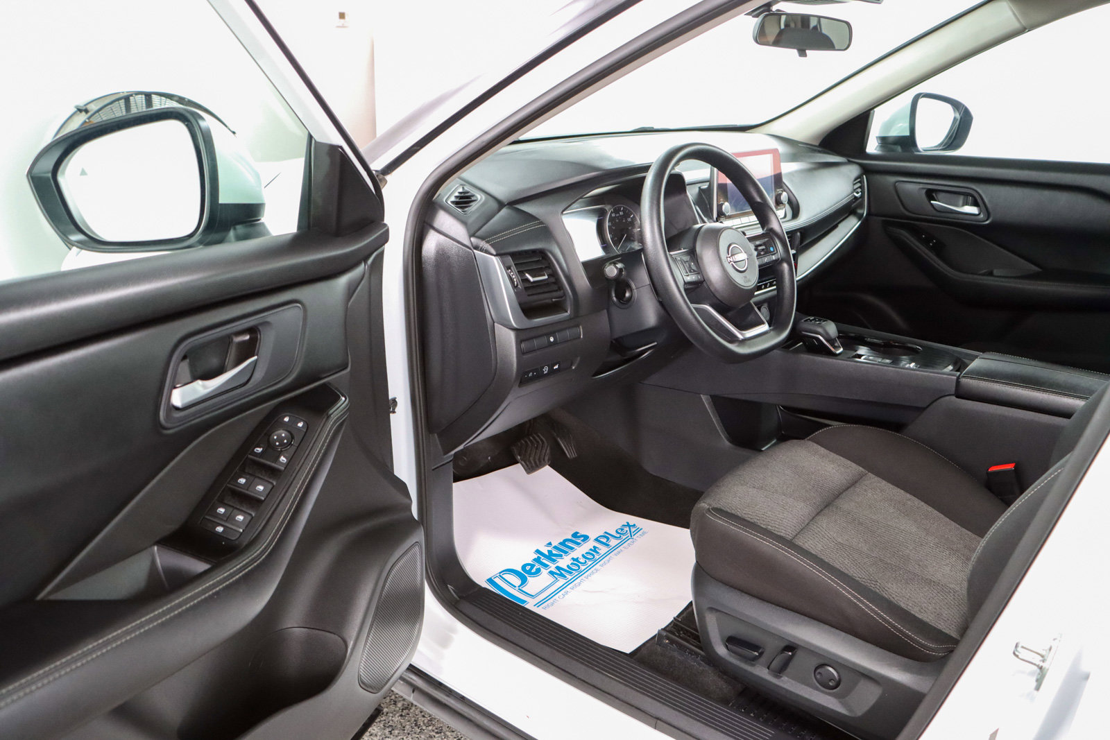 Used 2024 Nissan Rogue SV image 3