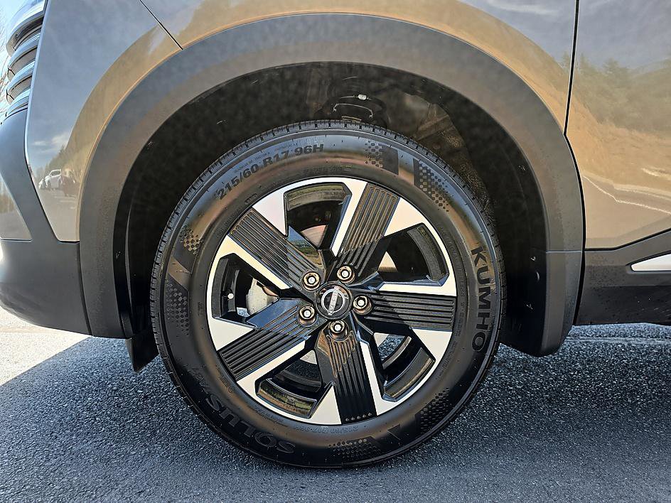 Used 2025 Nissan Kicks SV image 8