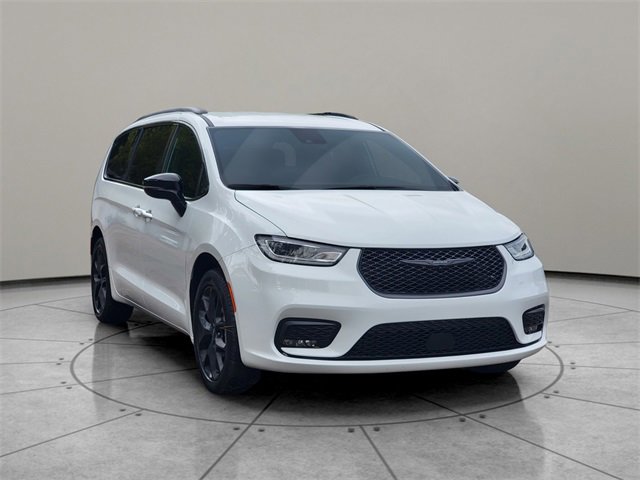 Certified 2024 Chrysler Pacifica Touring-L w/ S Appearance Package image 14