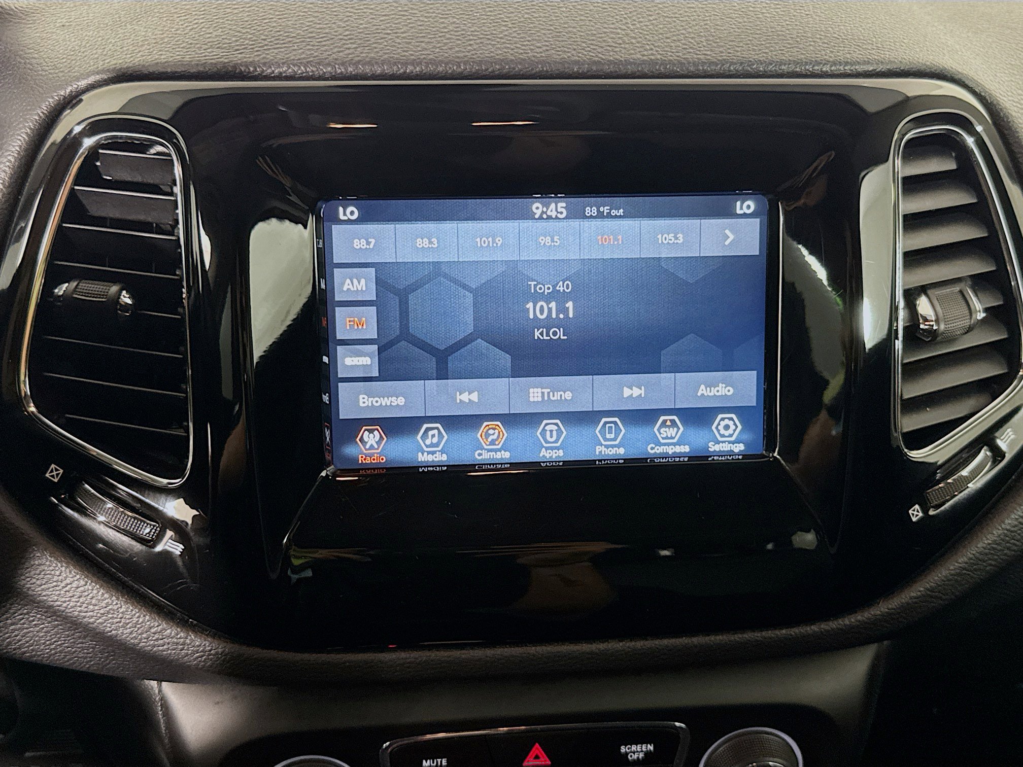 Used 2019 Jeep Compass Latitude FWD image 17