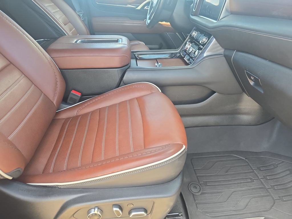 Used 2024 GMC Yukon Denali Ultimate AWD/4WD image 10