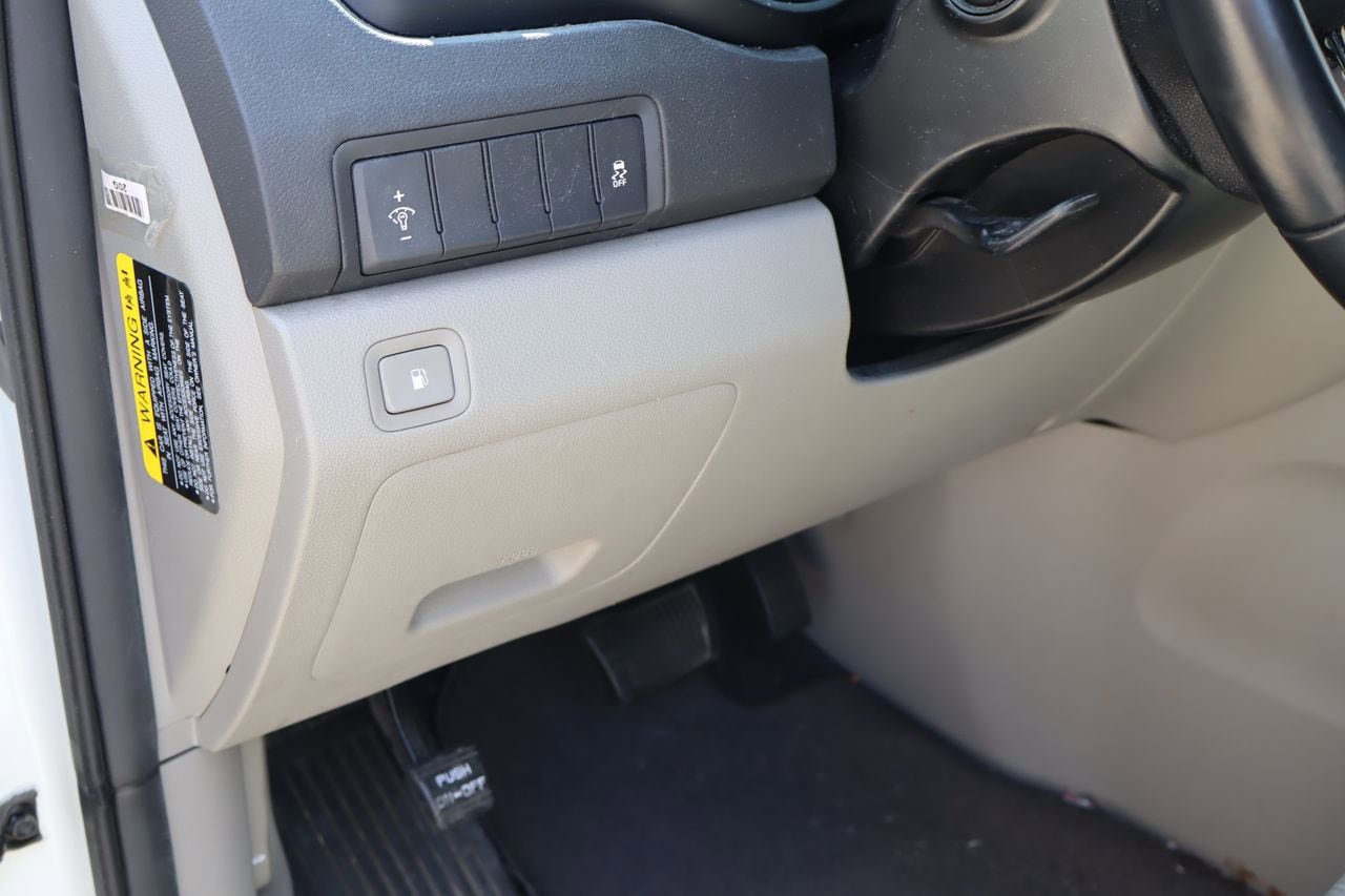 Used 2018 Kia Sedona LX w/ LX Essentials Premium Package FWD image 23