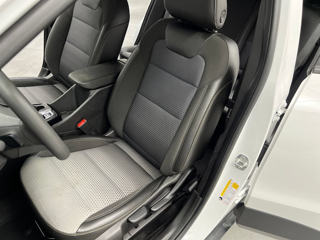 Used 2025 Chevrolet Trax LT FWD image 11