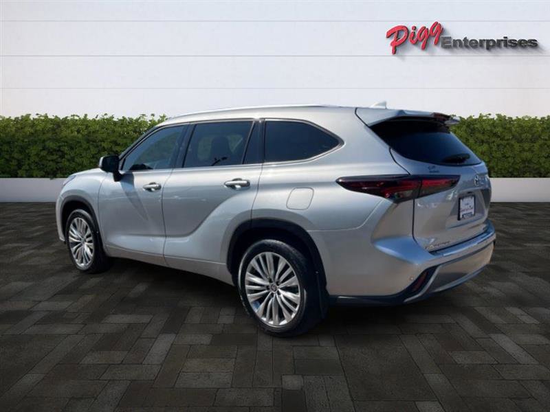 Used 2024 Toyota Highlander LE image 2