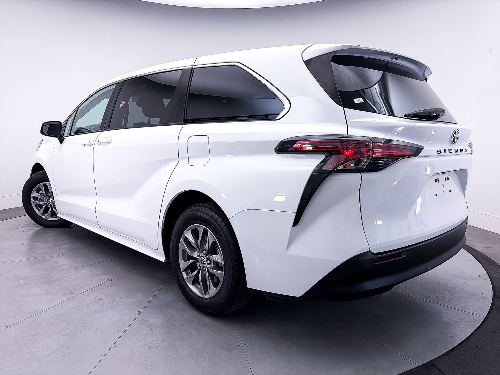 Used 2022 Toyota Sienna LE FWD image 2