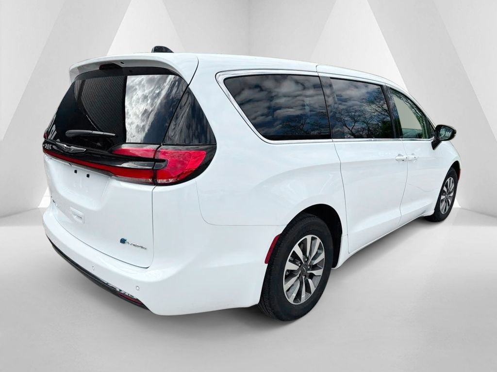 Used 2024 Chrysler Pacifica Limited FWD image 7