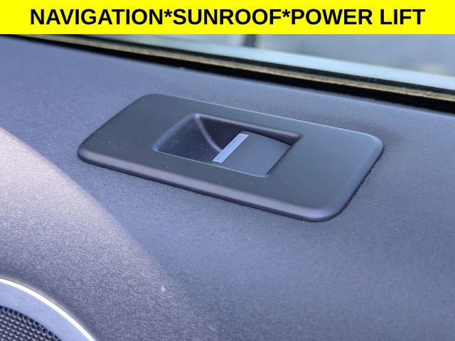 Used 2023 Land Rover Discovery S image 38