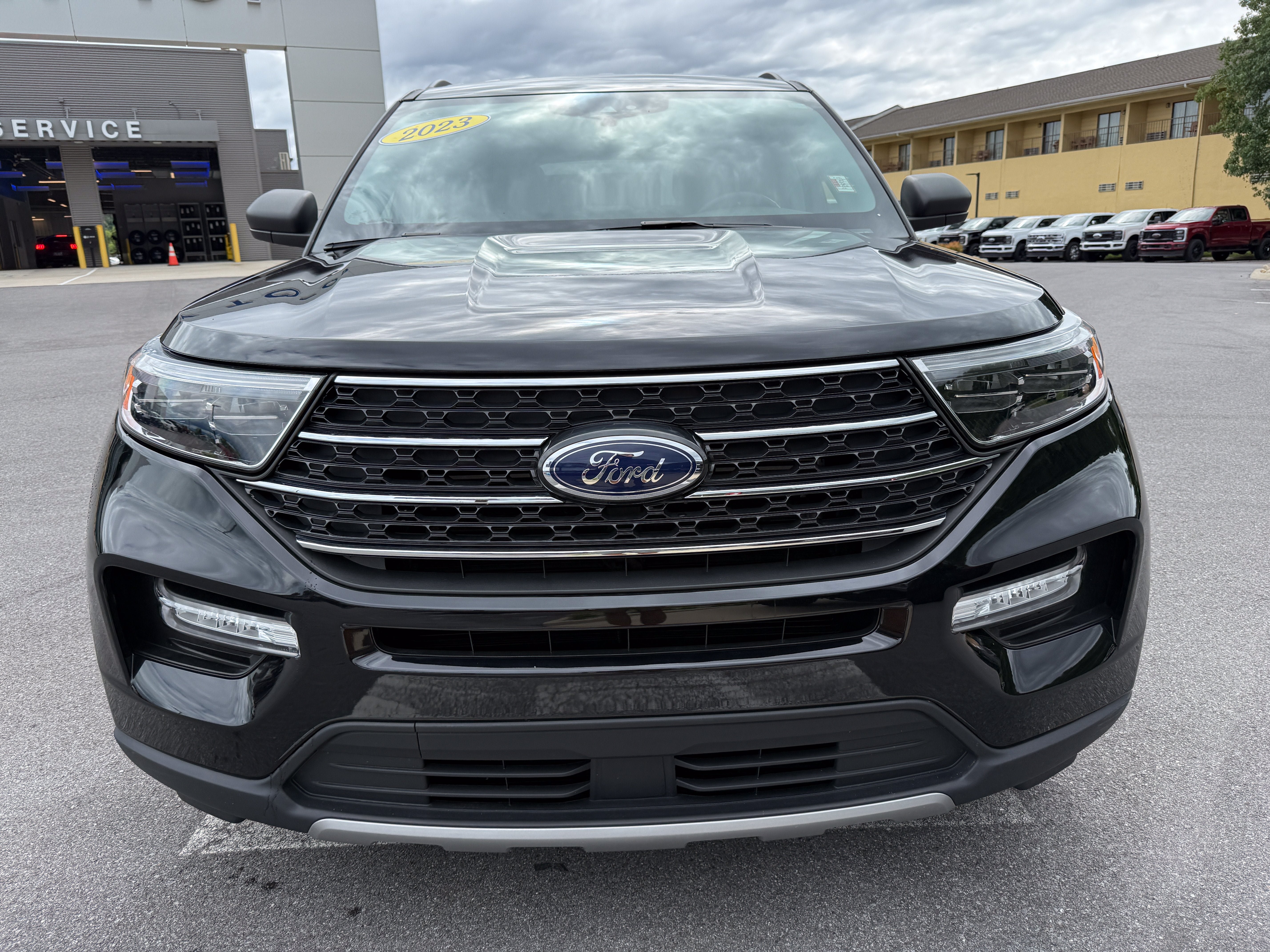 Used 2023 Ford Explorer XLT w/ Equipment Group 202A AWD/4WD image 2