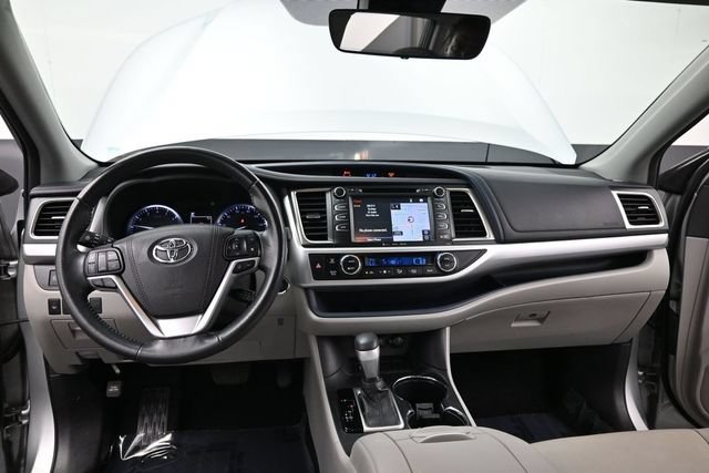 Used 2018 Toyota Highlander XLE FWD image 16
