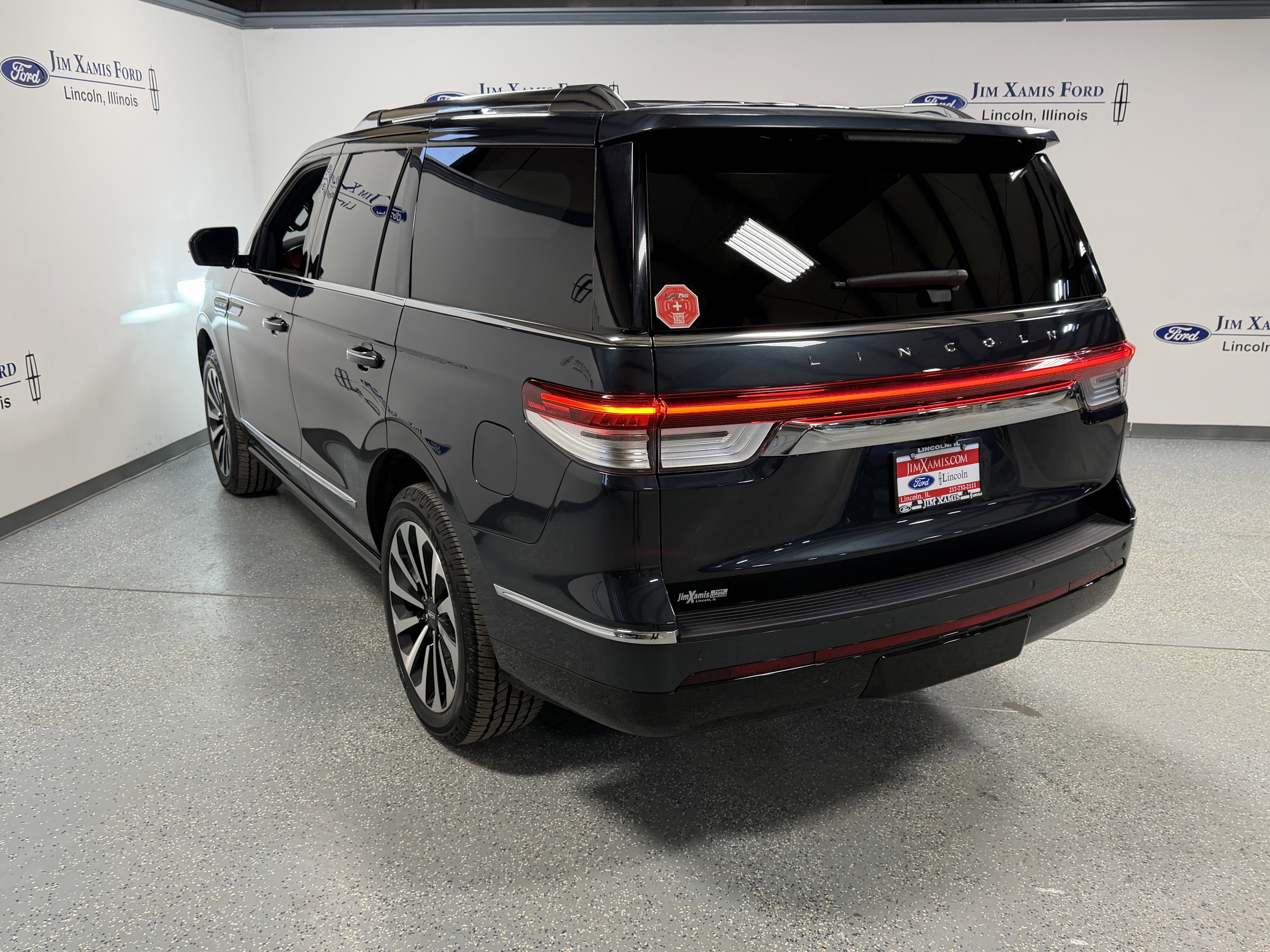 Used 2024 Lincoln Navigator Reserve AWD/4WD image 4