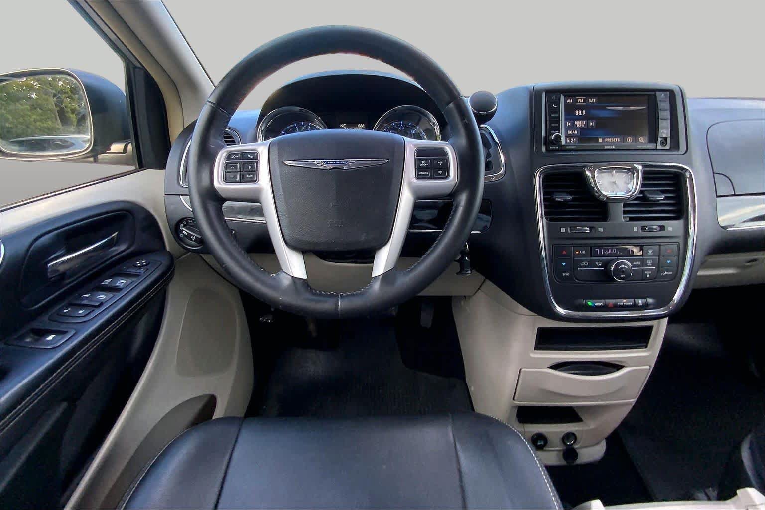 Used 2016 Chrysler Town & Country Touring FWD image 6