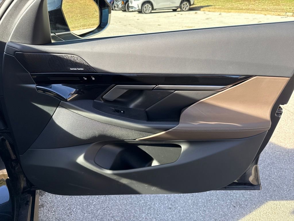 Used 2025 BMW 530i xDrive w/ Premium Package image 32