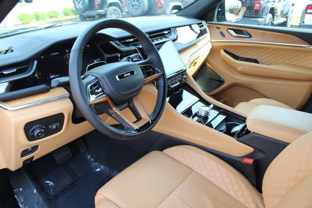 Used 2025 Jeep Grand Cherokee Summit AWD/4WD image 3