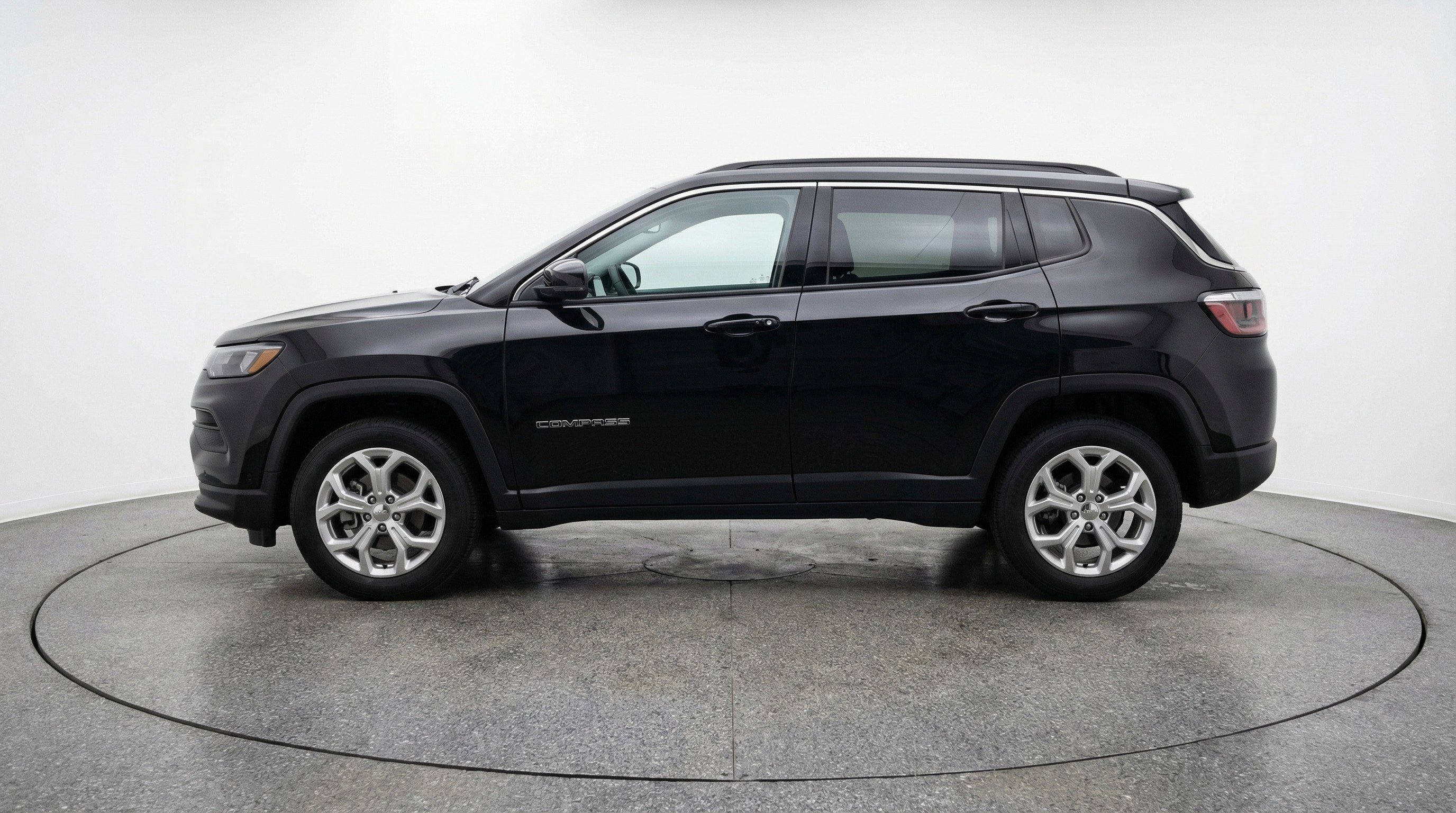 Used 2025 Jeep Compass Latitude AWD/4WD image 5