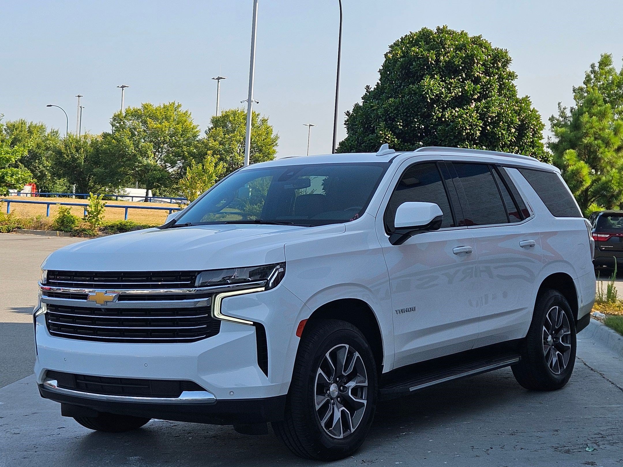 Used 2021 Chevrolet Tahoe LT w/ LT Signature Package AWD/4WD image 3