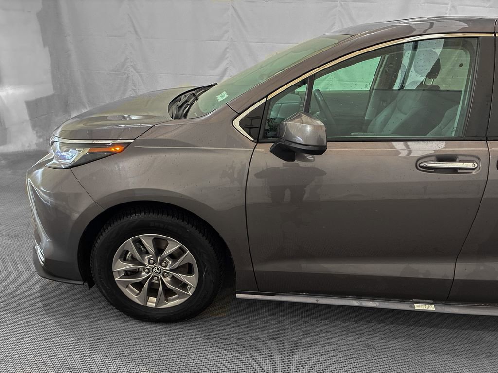 Used 2022 Toyota Sienna XLE w/ XLE Plus Package FWD image 3
