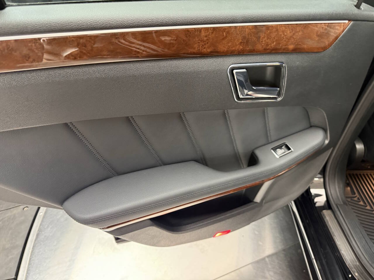 Used 2011 Mercedes-Benz E 350 4MATIC Sedan image 29