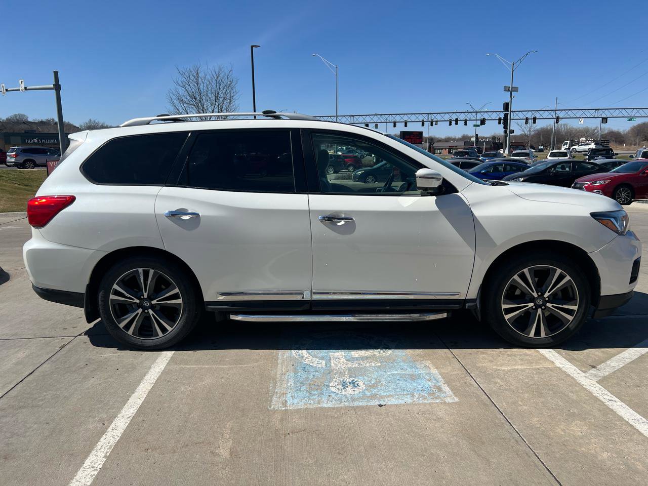 Used 2019 Nissan Pathfinder Platinum image 5
