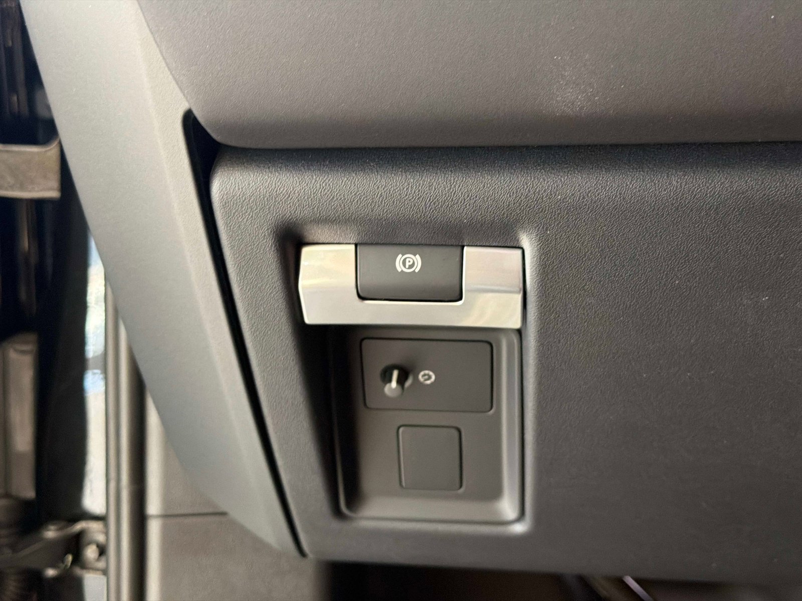 New 2026 Land Rover Defender 110 X-Dynamic SE image 28