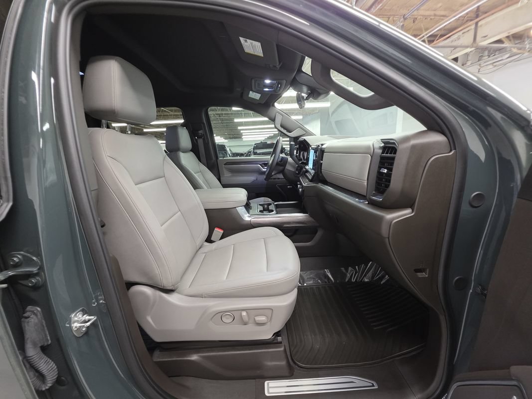 Used 2025 Chevrolet Silverado 2500 LTZ w/ LTZ Premium Package AWD/4WD image 22
