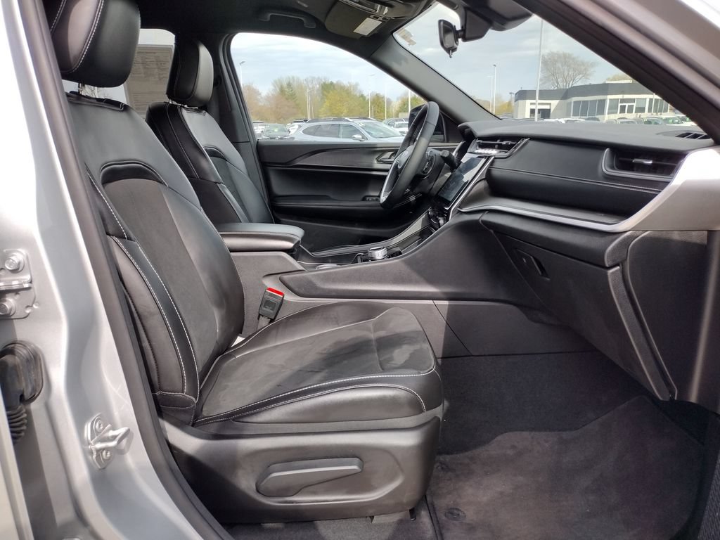 Used 2025 Jeep Grand Cherokee Altitude AWD/4WD image 10