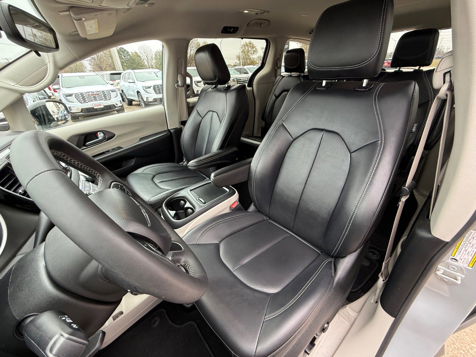 Used 2024 Chrysler Pacifica Touring-L image 10