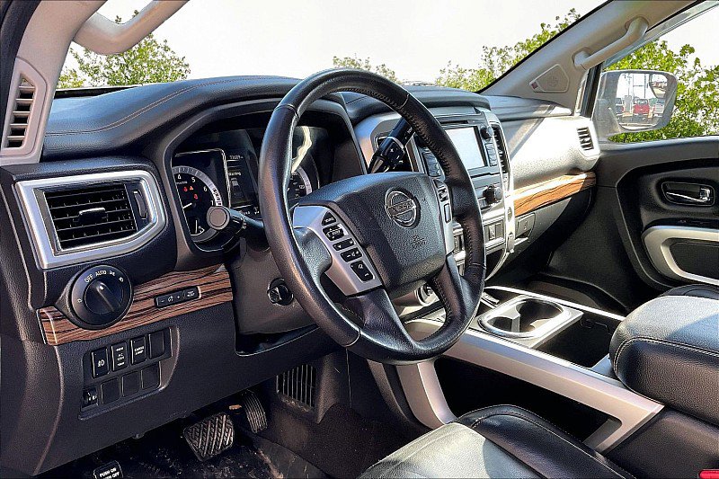 Used 2018 Nissan Titan SL image 17