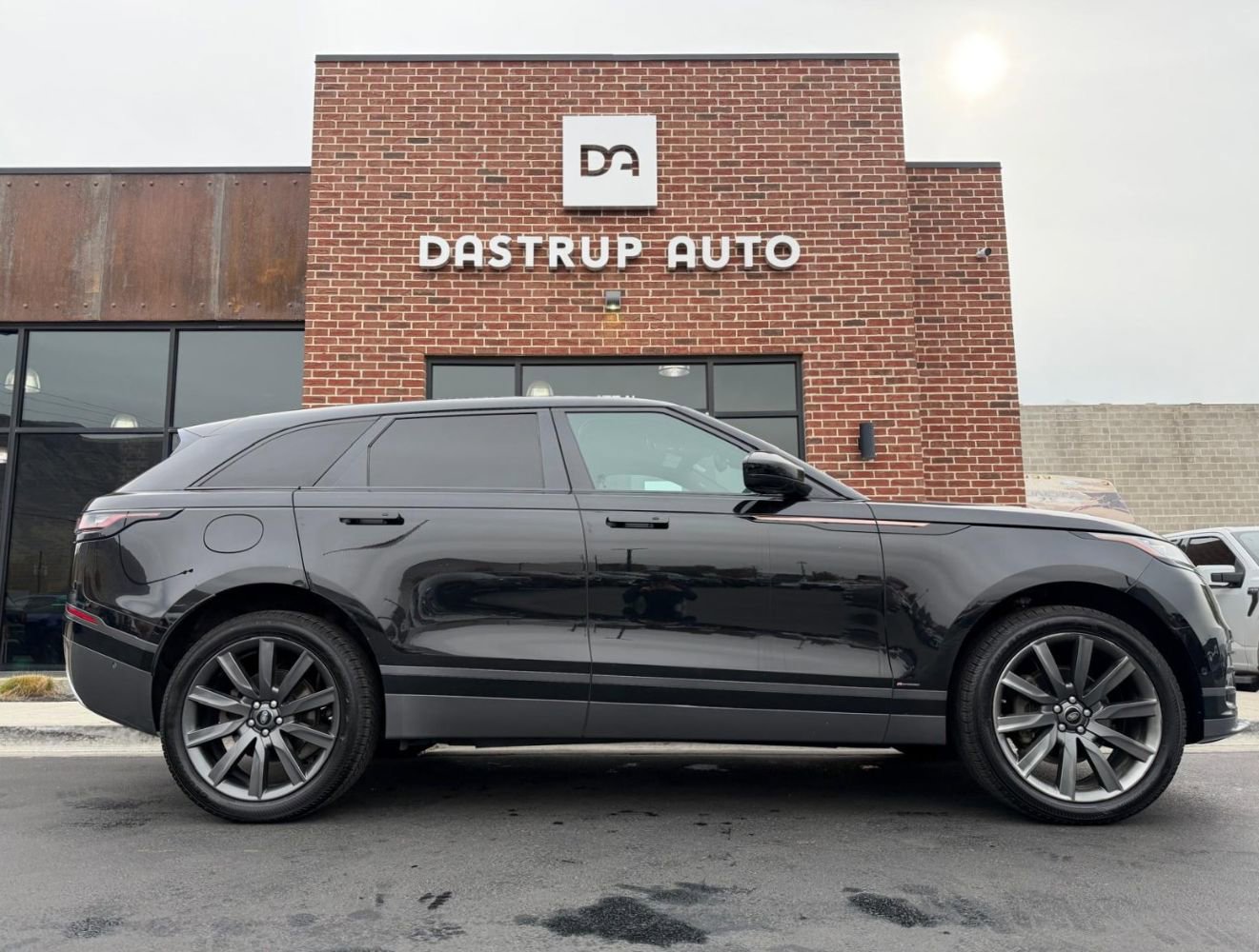 Used 2018 Land Rover Range Rover Velar R-Dynamic HSE image 7