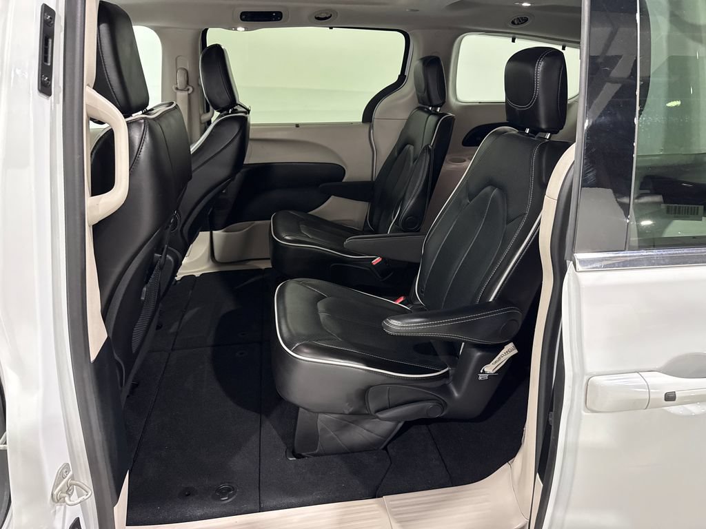 Used 2024 Chrysler Pacifica Limited FWD image 18
