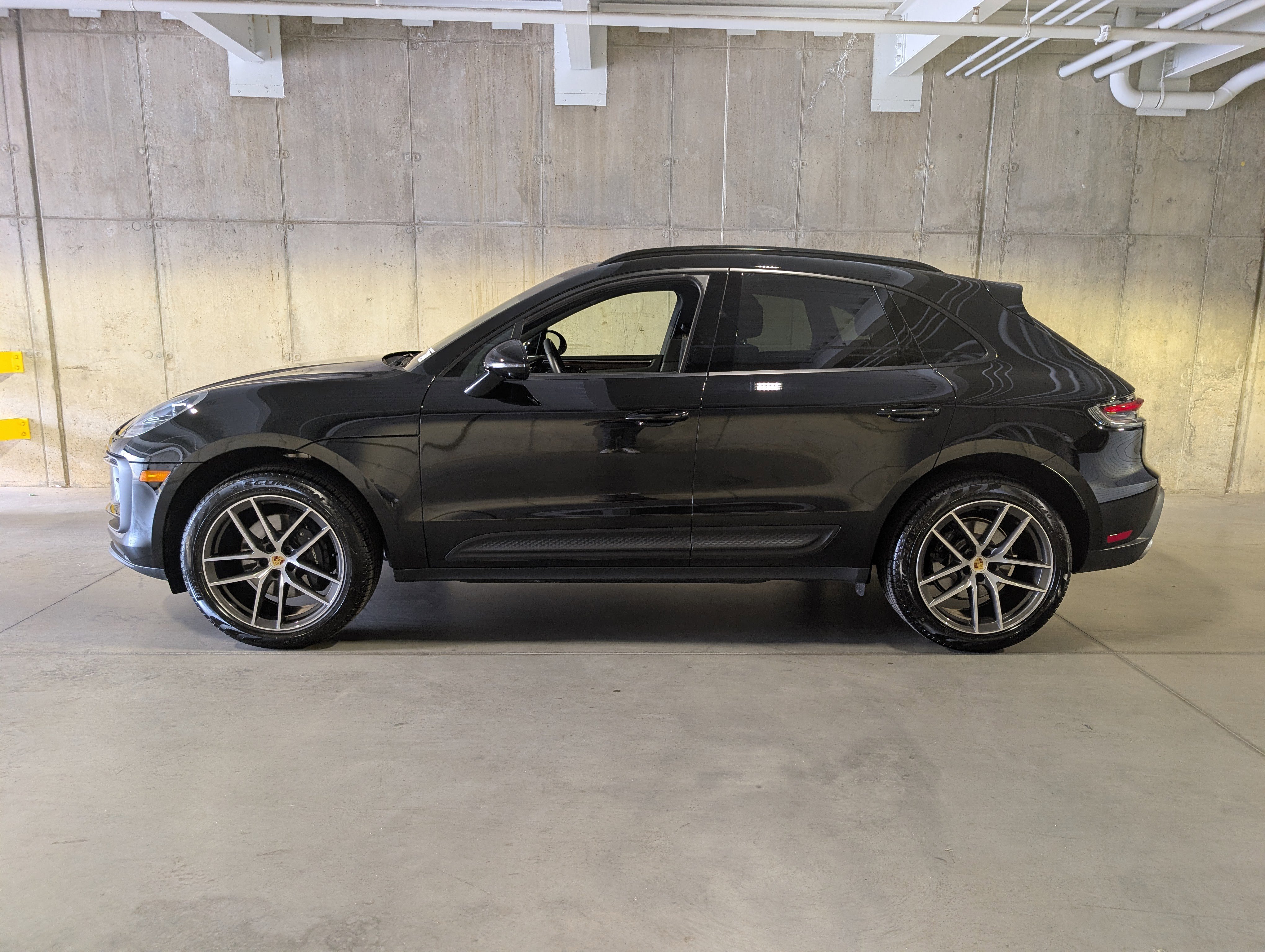 Certified 2025 Porsche Macan image 2