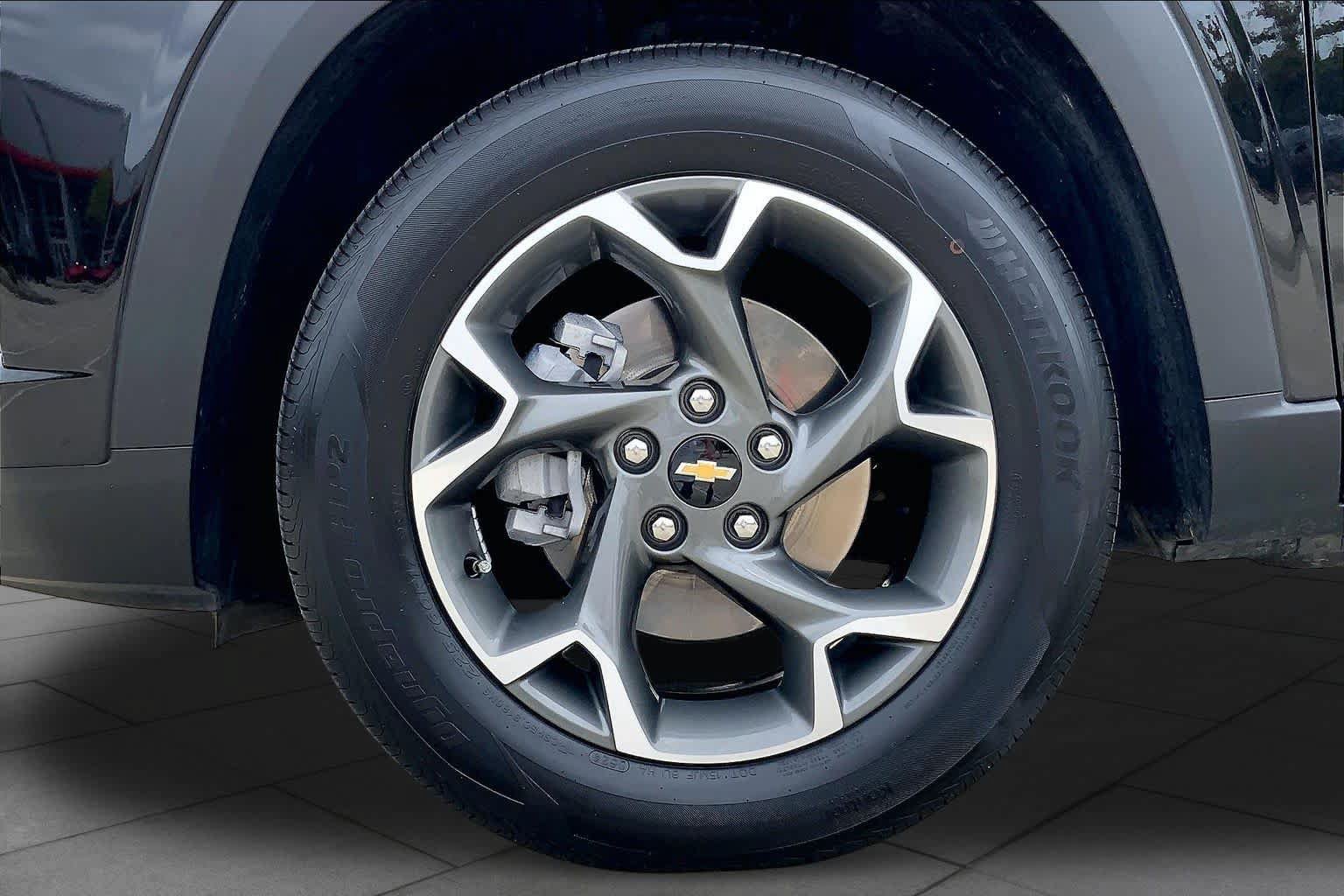 Used 2024 Chevrolet Trax LT w/ Sunroof Package FWD image 11