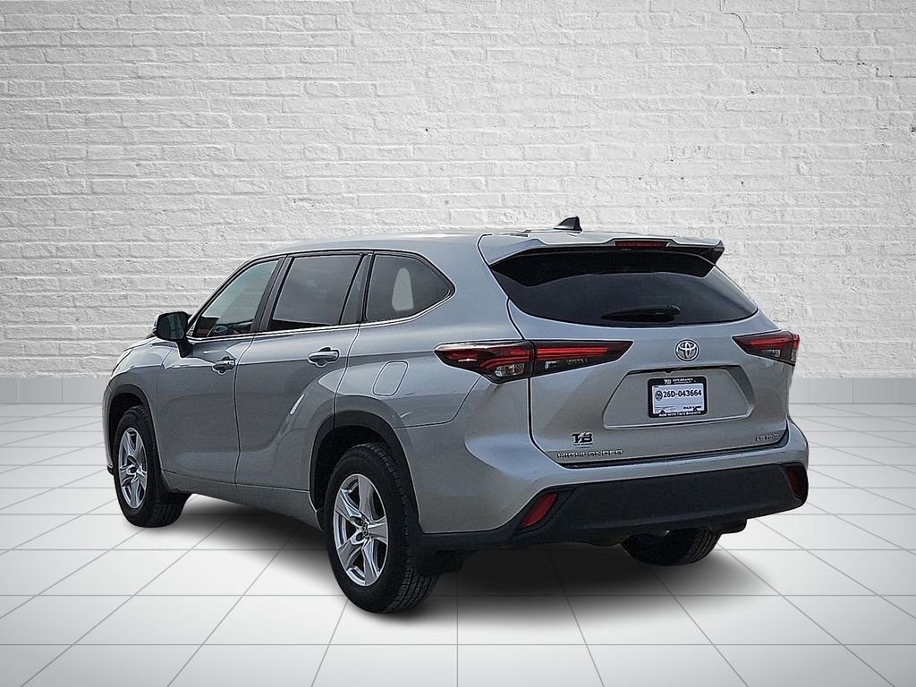Used 2024 Toyota Highlander LE image 3
