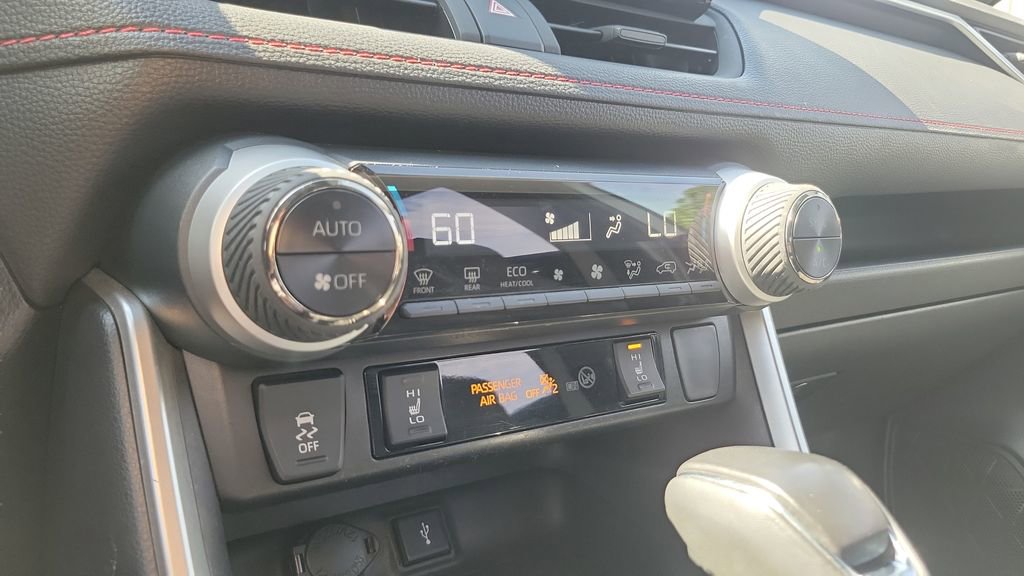 Used 2022 Toyota RAV4 SE w/ Weather & Moonroof Package AWD/4WD image 18