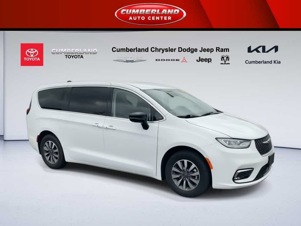 Used 2024 Chrysler Pacifica Select image 2
