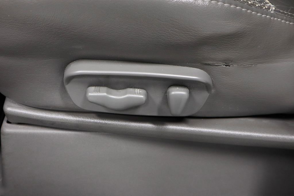 Used 2011 Nissan Frontier SL image 24