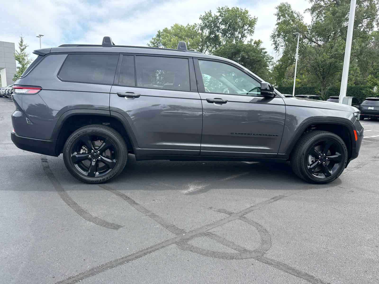 Used 2024 Jeep Grand Cherokee L Altitude AWD/4WD image 5
