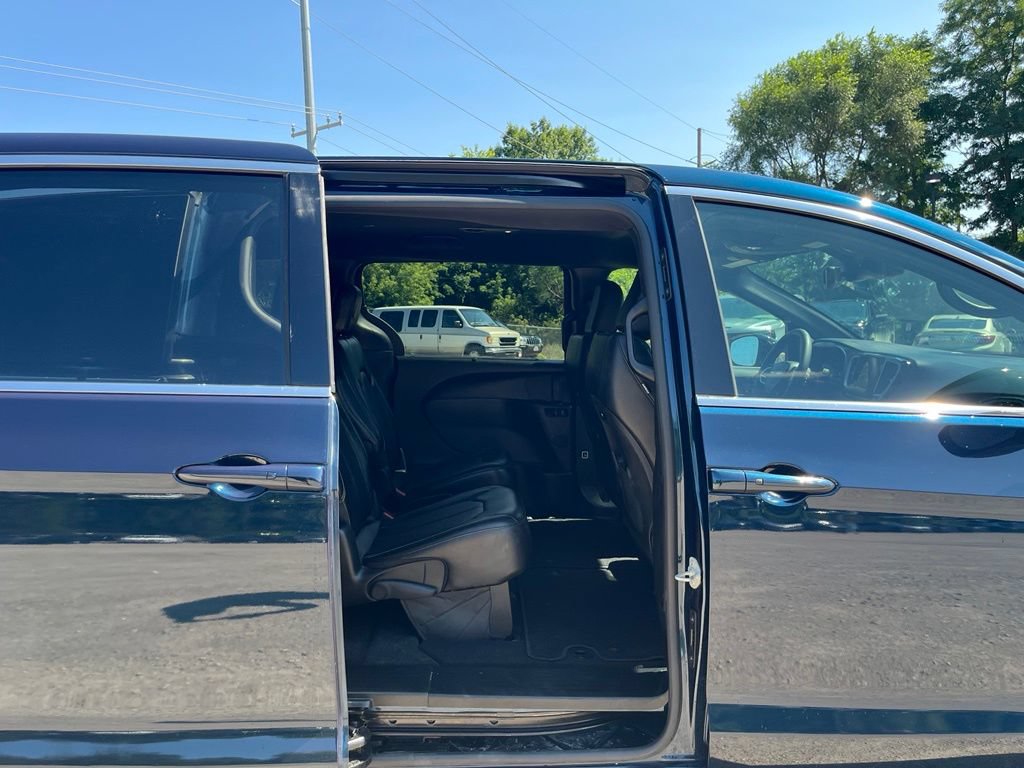 Used 2025 Chrysler Pacifica Select FWD image 32