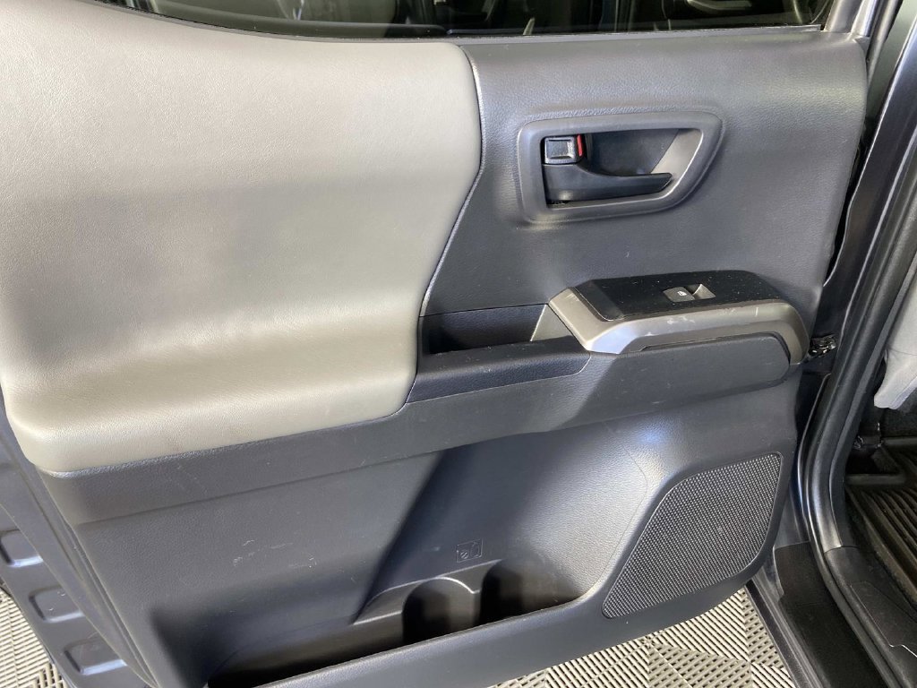 Used 2022 Toyota Tacoma SR5 AWD/4WD image 25