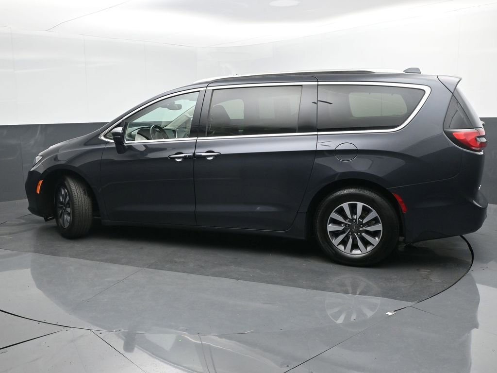 Used 2021 Chrysler Pacifica Touring-L image 3