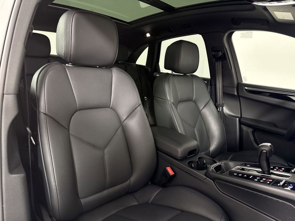 Certified 2025 Porsche Macan image 23