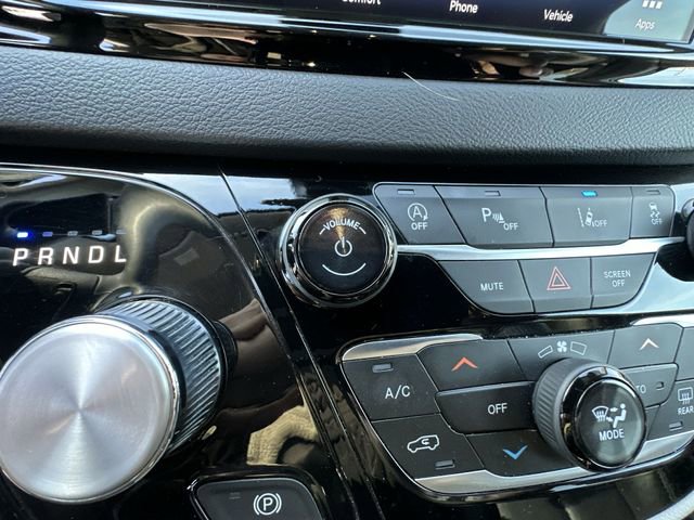 Used 2024 Chrysler Pacifica Touring-L image 14