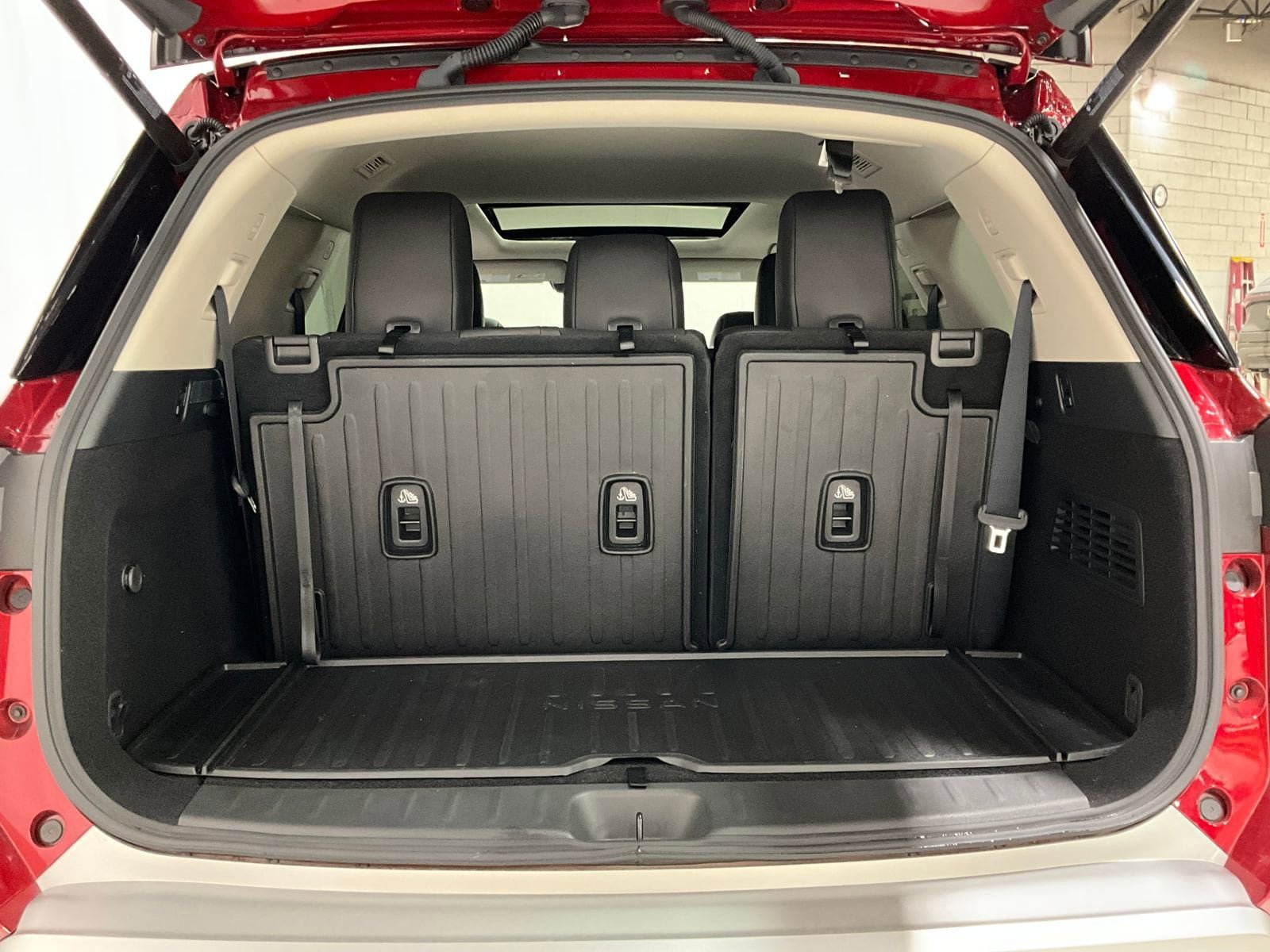 Used 2024 Nissan Pathfinder Platinum w/ Cargo Package image 26