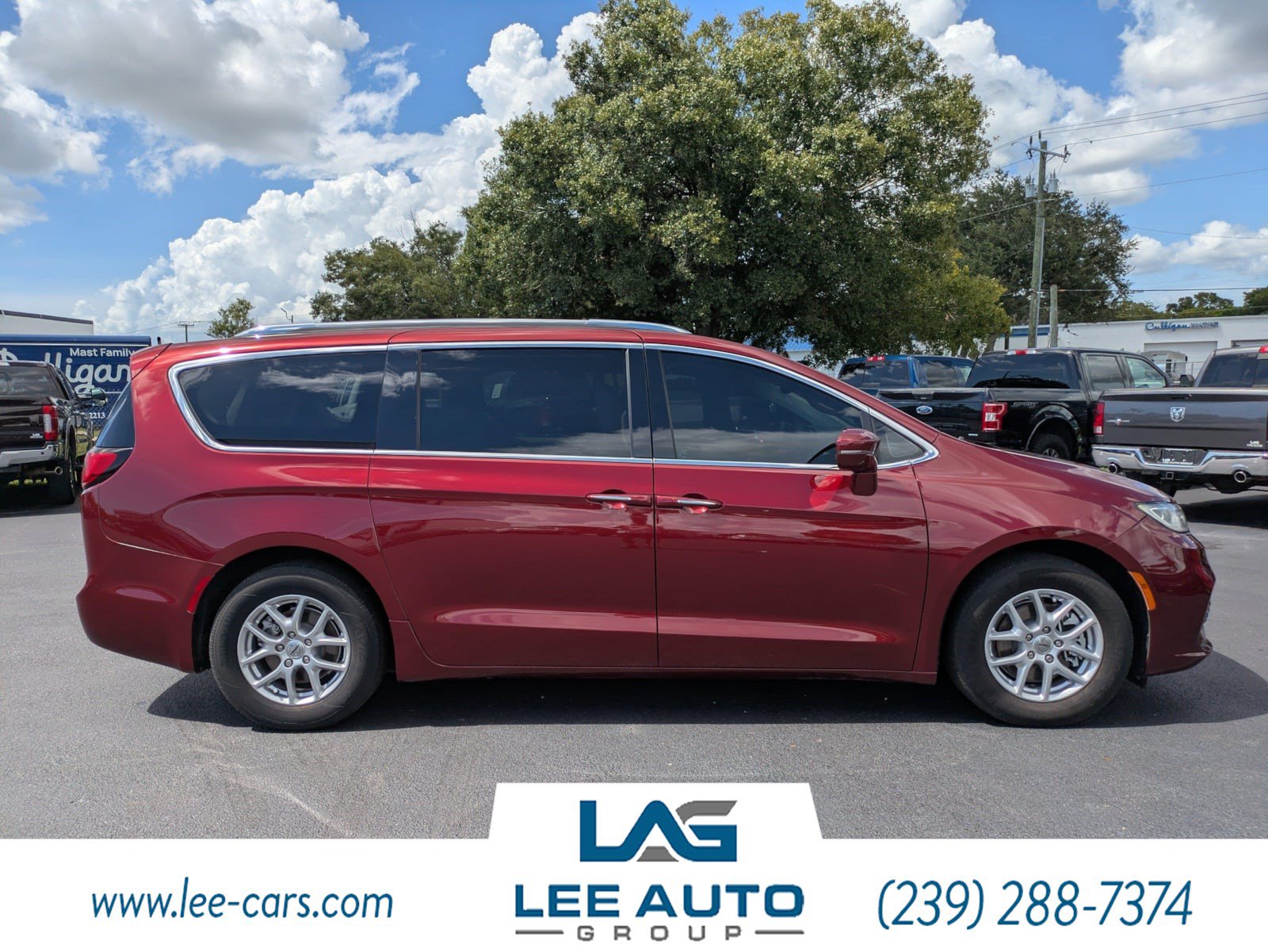 Used 2021 Chrysler Pacifica Touring-L FWD image 2