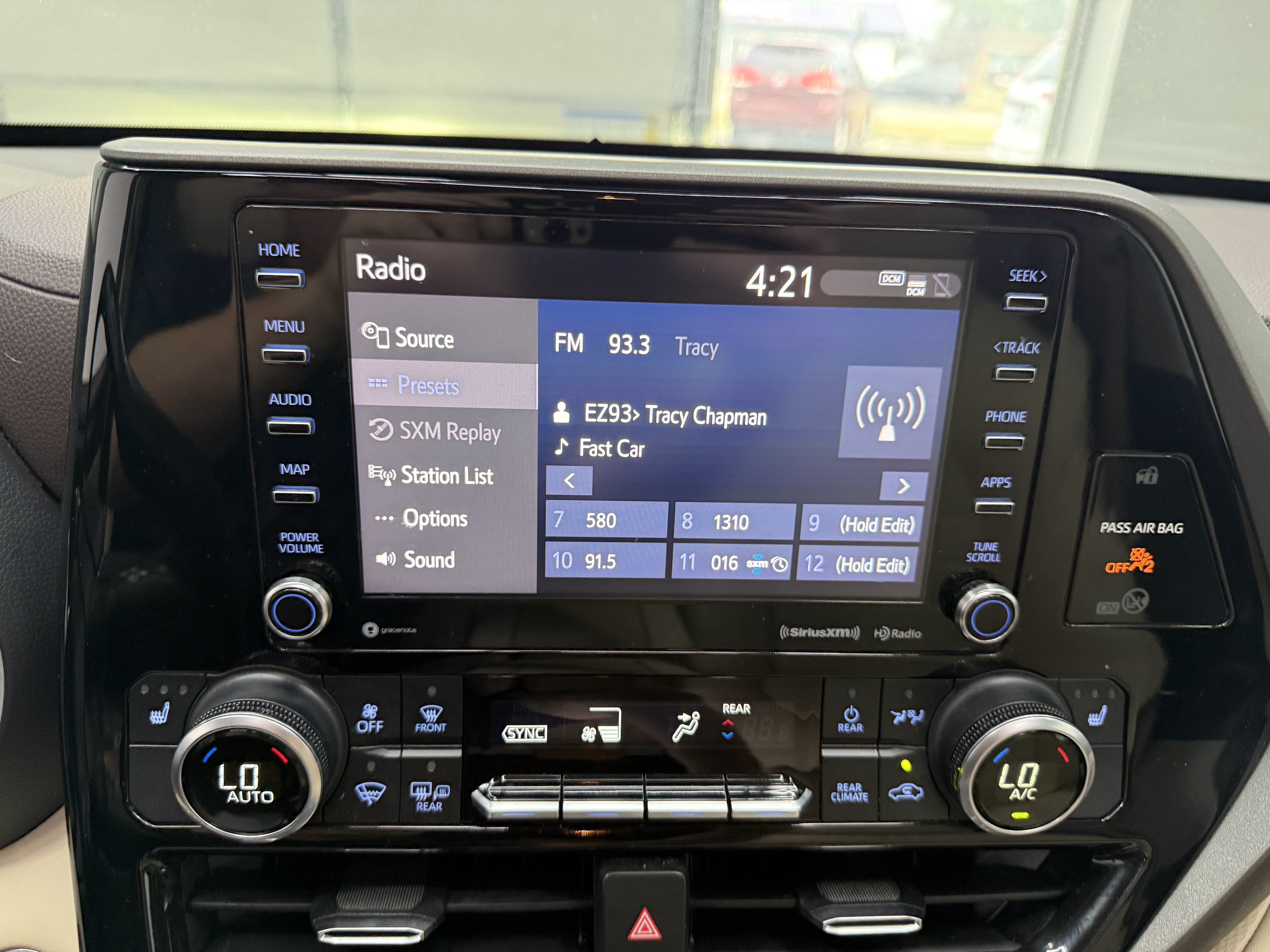 Used 2021 Toyota Highlander XLE AWD/4WD image 16