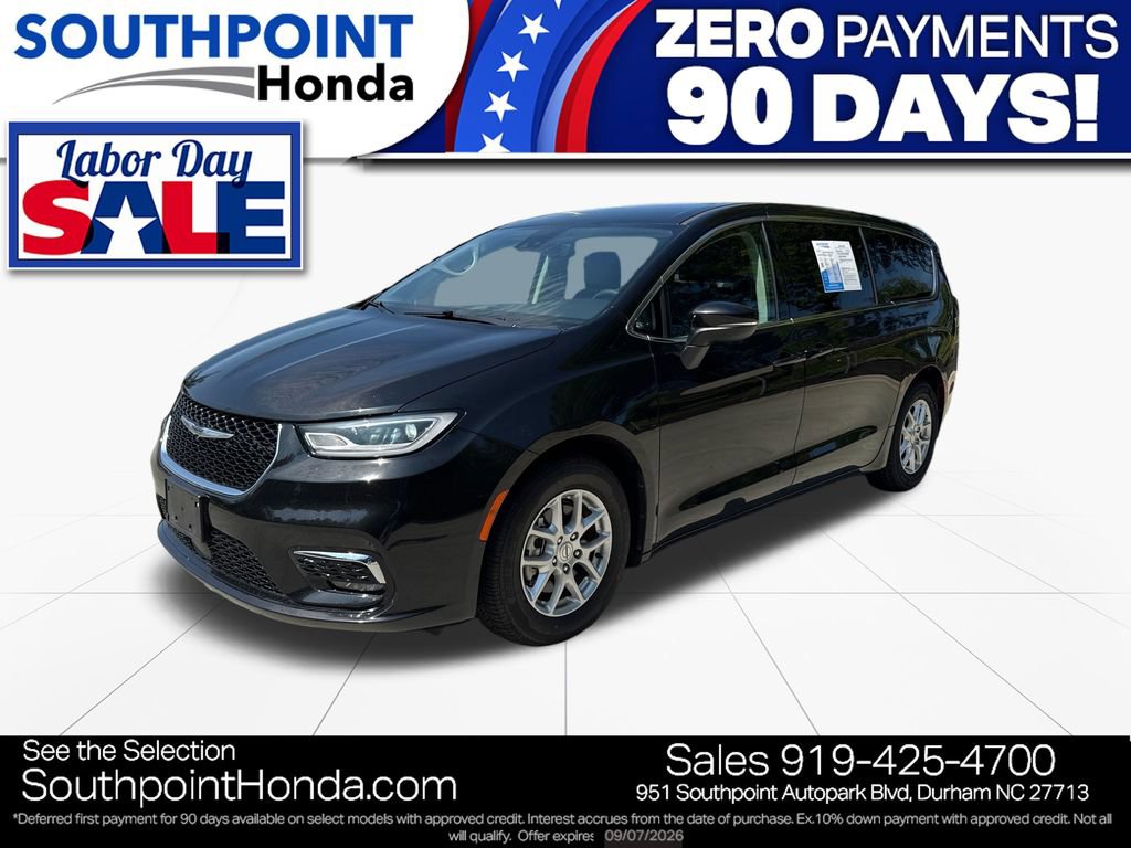 Used 2023 Chrysler Pacifica Touring-L FWD image 3