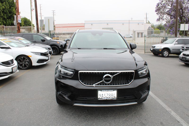 Used 2022 Volvo XC40 T4 Momentum image 2