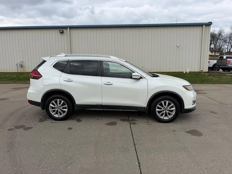 Used 2017 Nissan Rogue SV image 2