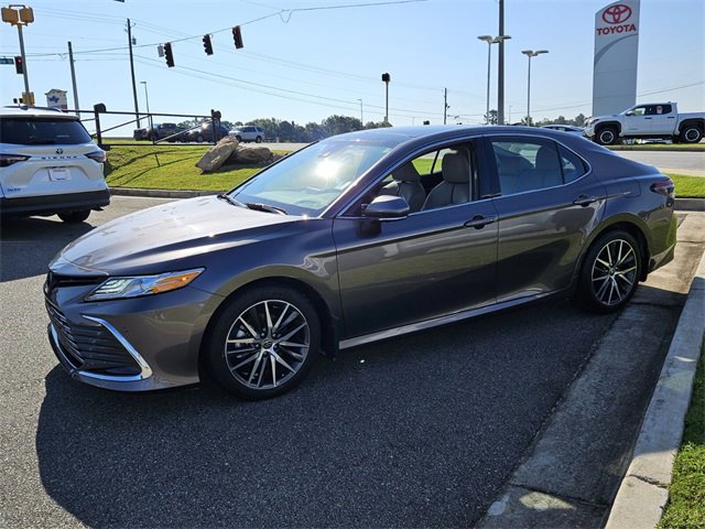 Used 2023 Toyota Camry XLE image 3