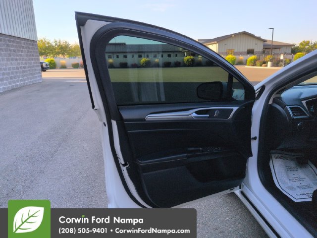 Used 2018 Ford Fusion SE w/ Fusion SE Technology Package FWD image 10