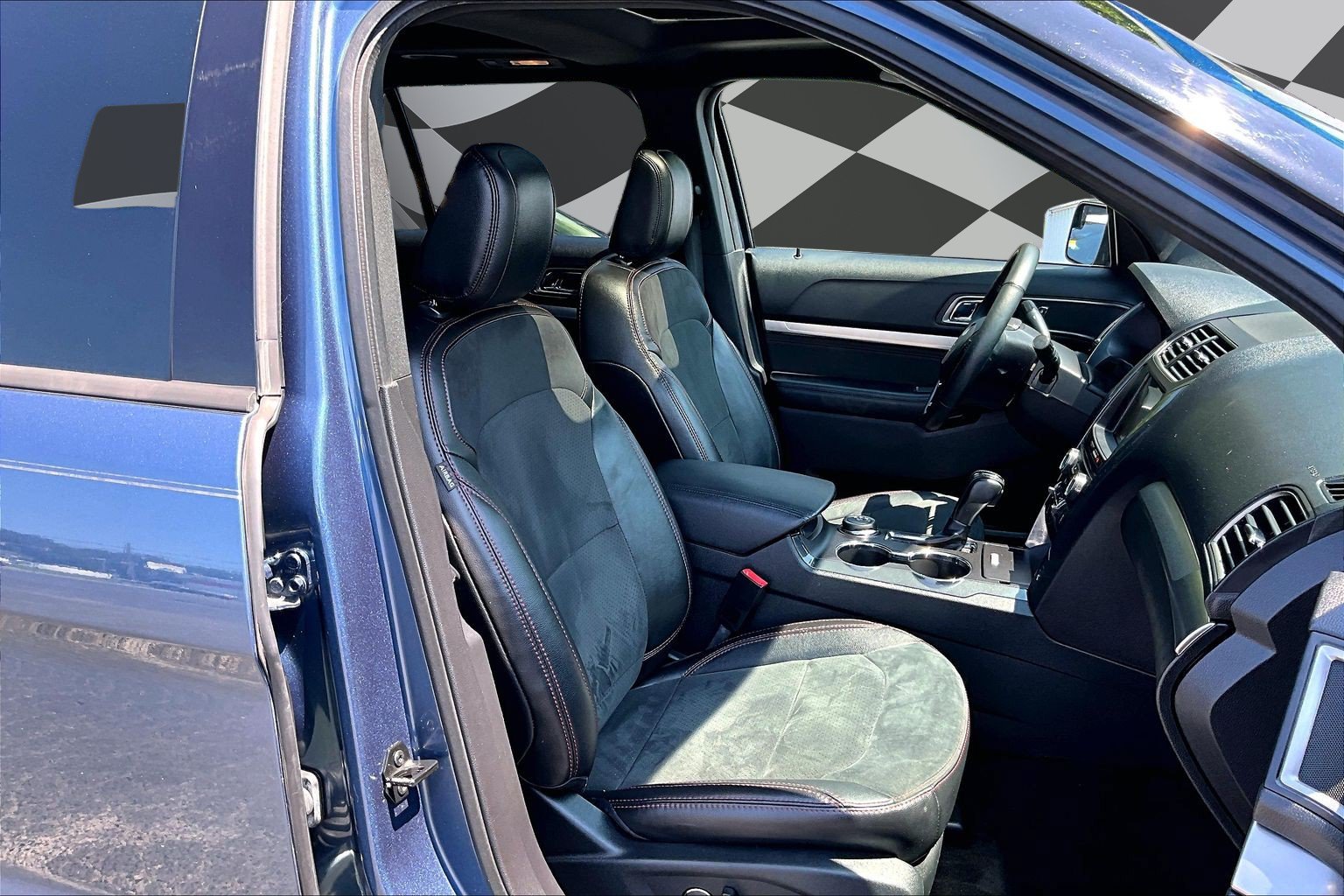 Used 2018 Ford Explorer XLT w/ Equipment Group 202A AWD/4WD image 7